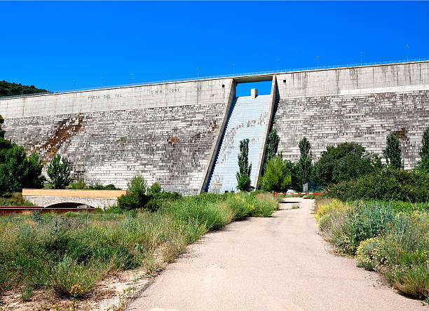 плотина на реку, дом o вал, лос файос, арагон, испания - flowing river water dam стоковые фото и изображения