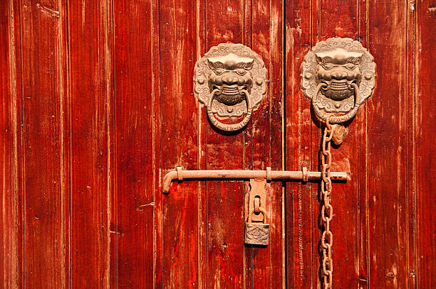 istock Traditional chinese door with lion knocker 512747436