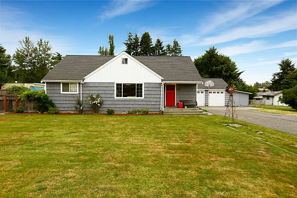 istock Grey house with white trim and red door 512748031