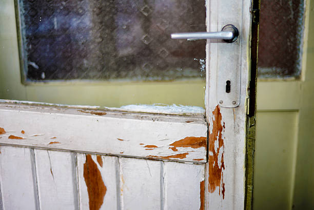 istock Old wooden door 512749470