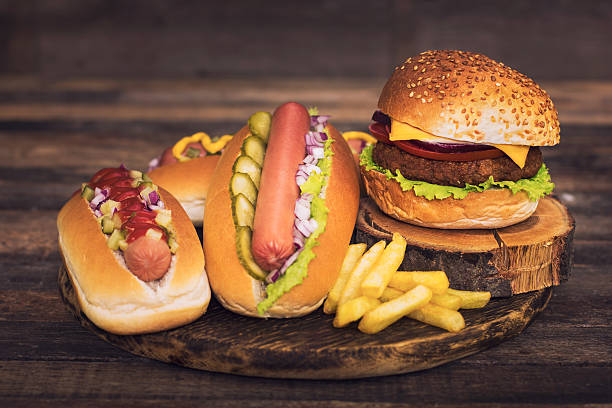 fast food-cachorros-quentes, hambúrguer e batata frita - burger gourmet hamburger steak - fotografias e filmes do acervo