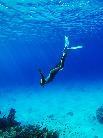 Clavadista en profundo mar azul photo