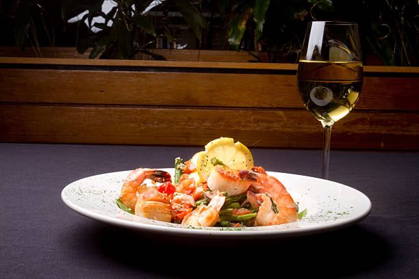 istock Seafood Scampi with Jumbo Shrimp and Scallops 512752602