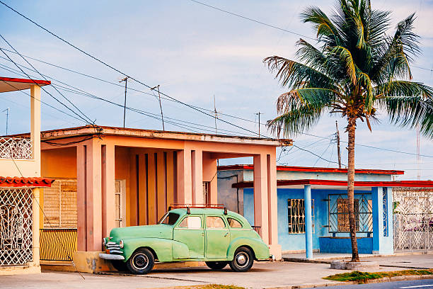 vieille voiture sur la rue cubain américain - taxi retro revival havana car photos et images de collection