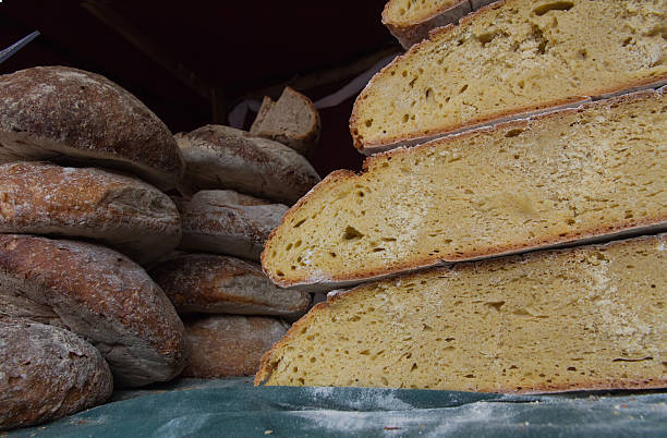 füllung von brot-hogazas de pan artesano - apilados stock-fotos und bilder