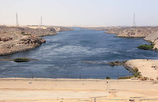 assouan dam.  haut dam.  assouan, en égypte. - lake nasser photos et images de collection