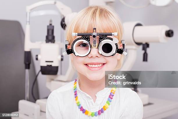 Kleines Mädchen Die Ihre Vision Stockfoto und mehr Bilder von Kind - Kind, Brille, Baby