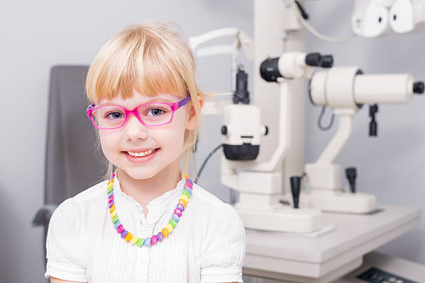 istock Little girl with optic glasses 512800322