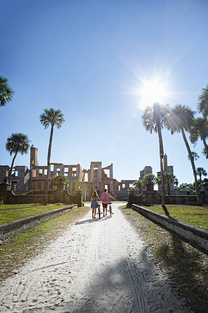 coppia di esplorare cumberland isola - cumberland island foto e immagini stock