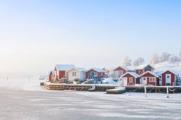 идиллическом побережье швеции - fishing village idyllic red cottage стоковые фото и изображения