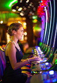 junge-frau-spielen-spielautomaten-im-casino.jpg?b=1&s=170x170&k=20&c=HT4qVVLOa9g7cS2CrE9a5Y2xxtBR2YxdtNjPYxj_dsQ=