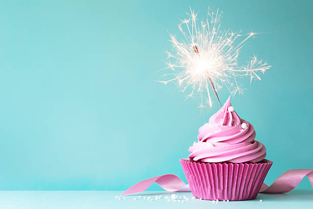 rosa magdalenas con glaseado con bengala - ribbon nobody cupcake celebration fotografías e imágenes de stock