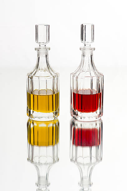 オリーブオイルと酢のワインボトルのダイニングテーブル - vinegar red wine bottle cooking oil ストックフォトと画像