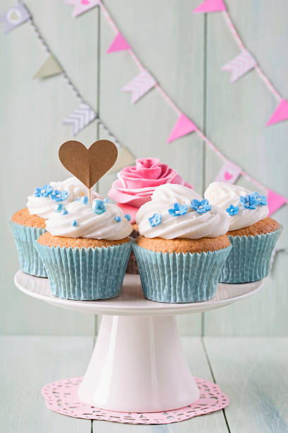 istock Cupcakes with sweet rose flowers 512807568