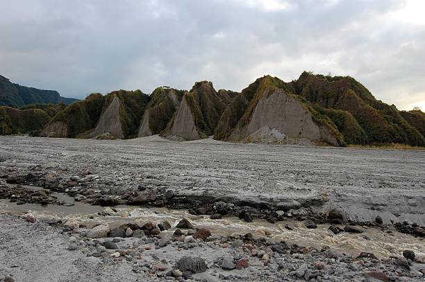 sabbia del deserto, pinatubo vulcano, filippine - dirt road road desert road gravel foto e immagini stock