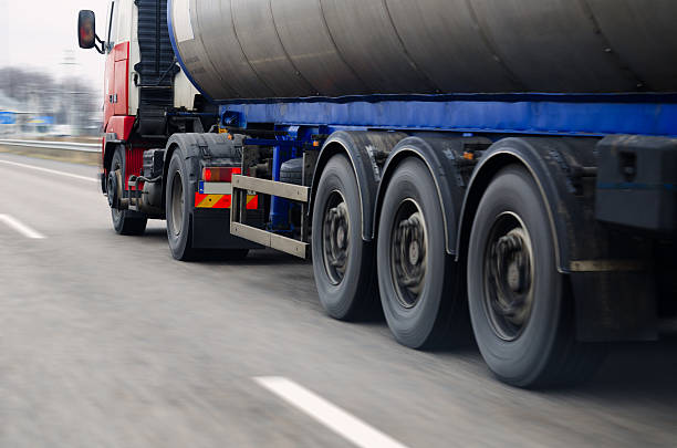 camion sur la route - oil distribution photos et images de collection