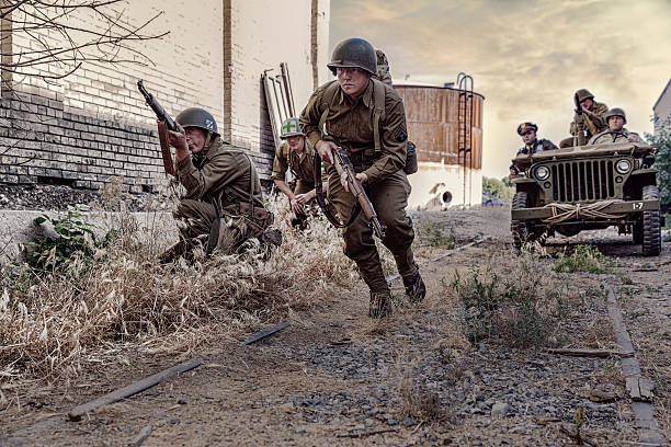 world war ii soldados do inimigo procurando - batalha guerra - fotografias e filmes do acervo