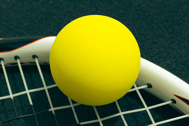 raquetebol em raquete cordas. amarelo frontenis bola colocar em r - squash tennis - fotografias e filmes do acervo