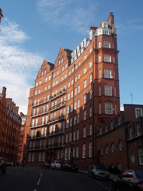 istock london - buildings 512817950