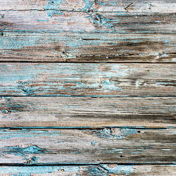 istock Grungy wood planks with blue peeling paint 512818498