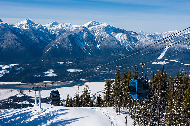 revelstoke resort sciistico in inverno - ski lift overhead cable car gondola mountain foto e immagini stock