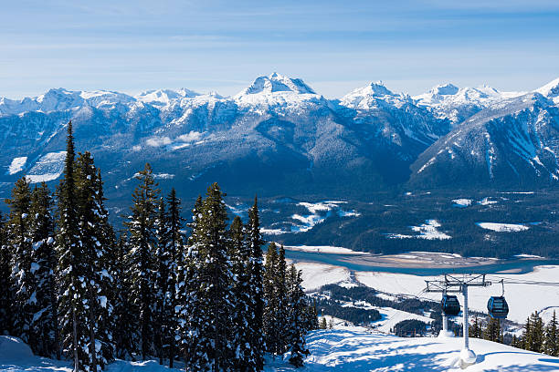 revelstoke resort sciistico in inverno - ski lift overhead cable car gondola mountain foto e immagini stock