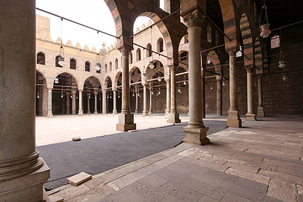 mesquita sultão al nasir muhammad - courtyard arch arabic style cairo - fotografias e filmes do acervo