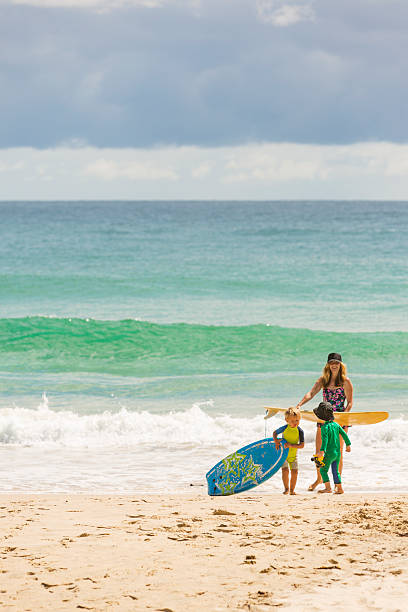 mãe e filhos na praia - cabarita beach imagens e fotografias de stock