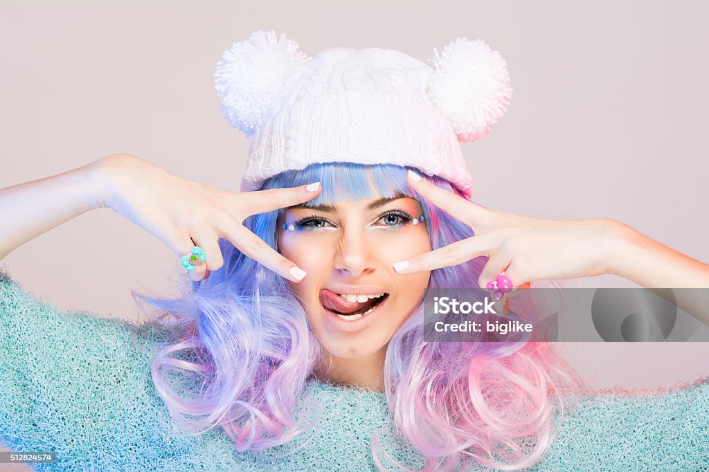 Moderno mujer joven con pastel de rosado y cabello azul - Foto de stock de Colorido libre de derechos