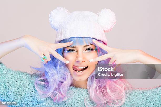 Moderno Mujer Joven Con Pastel De Rosado Y Cabello Azul Foto de stock y más banco de imágenes de Colorido
