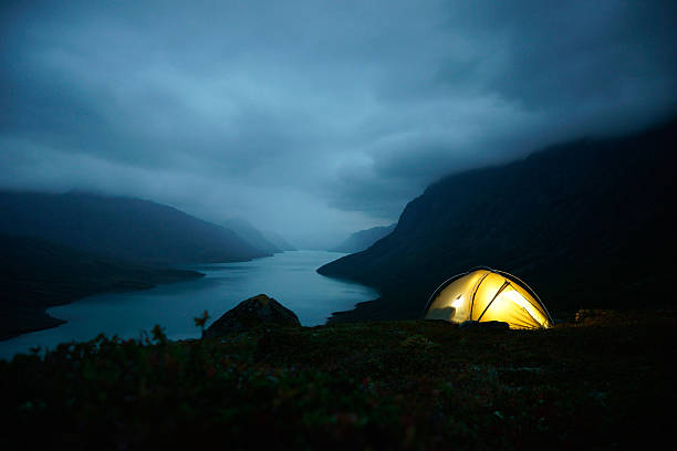 Scatto notturno di illuminato Tenda nel Parco Nazionale di Jotunheiman - foto stock