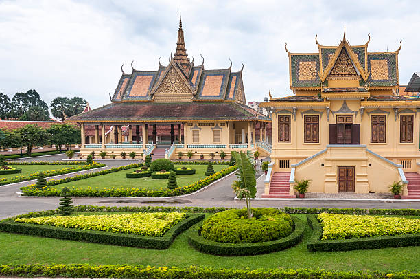 il palazzo reale di phnom penh, cambogia - stupa royal stupa local landmark national landmark foto e immagini stock