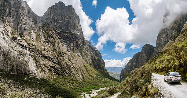 vista de o parón valley, nos andes peruanos - mountain peru cordillera blanca mountain range - fotografias e filmes do acervo