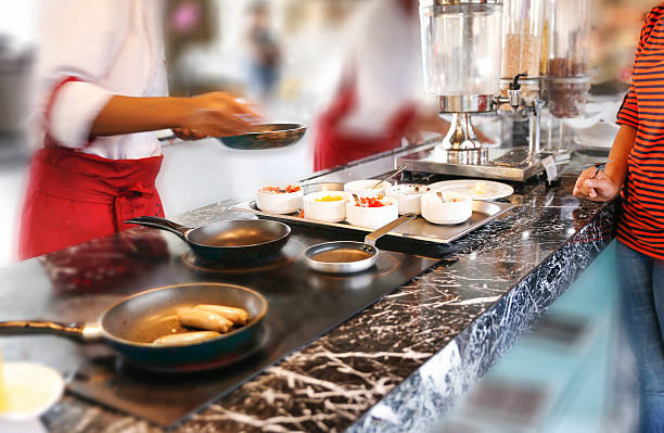 chef de cuisine - place setting spoon silverware kitchen utensil photos et images de collection