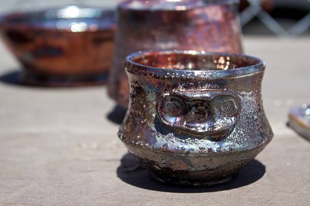 raku töpferwaren, der direkt aus dem ofen - kiln ceramic ceramics fire stock-fotos und bilder