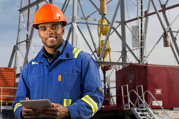 roughneck и нефтяная платформа - oil industry digital tablet manual worker mining стоковые фото и изображения