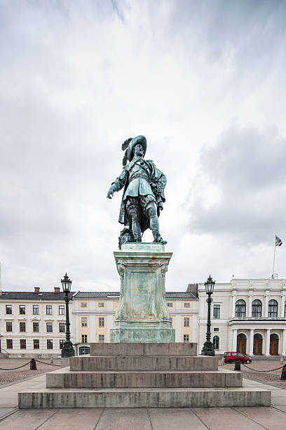 antigua estatua de sueco gustav ii adolf con cama king - gustav ii adolf fotografías e imágenes de stock