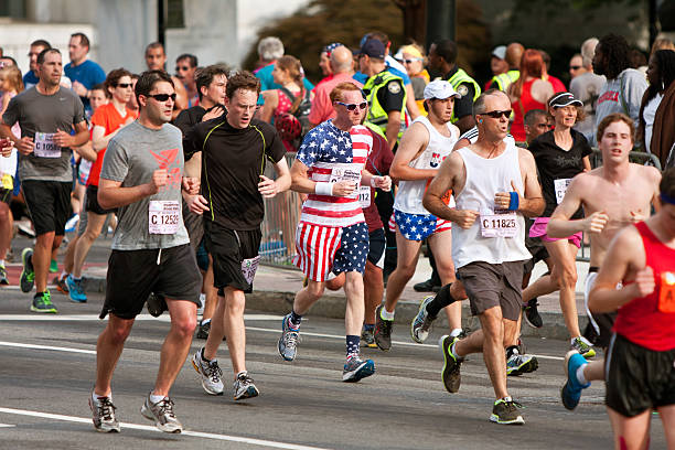 corridore avvolti a stelle & strisce gara di corse di atlanta - atlanta pride foto e immagini stock