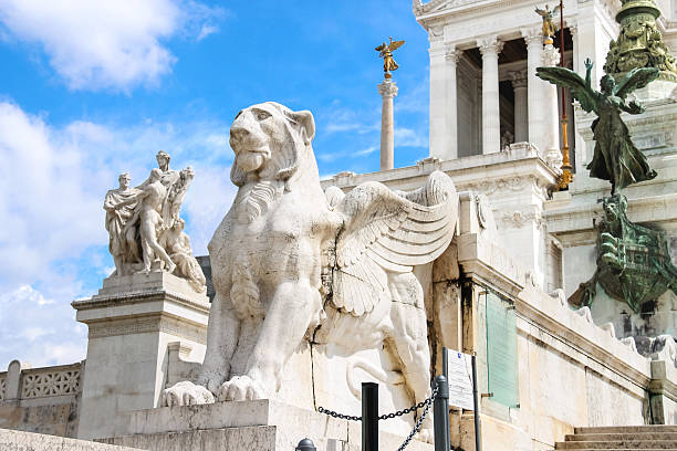 estatuas en un monumento a victor emmanuel ii.  roma, italia - cityscape venice italy italian culture italy fotografías e imágenes de stock