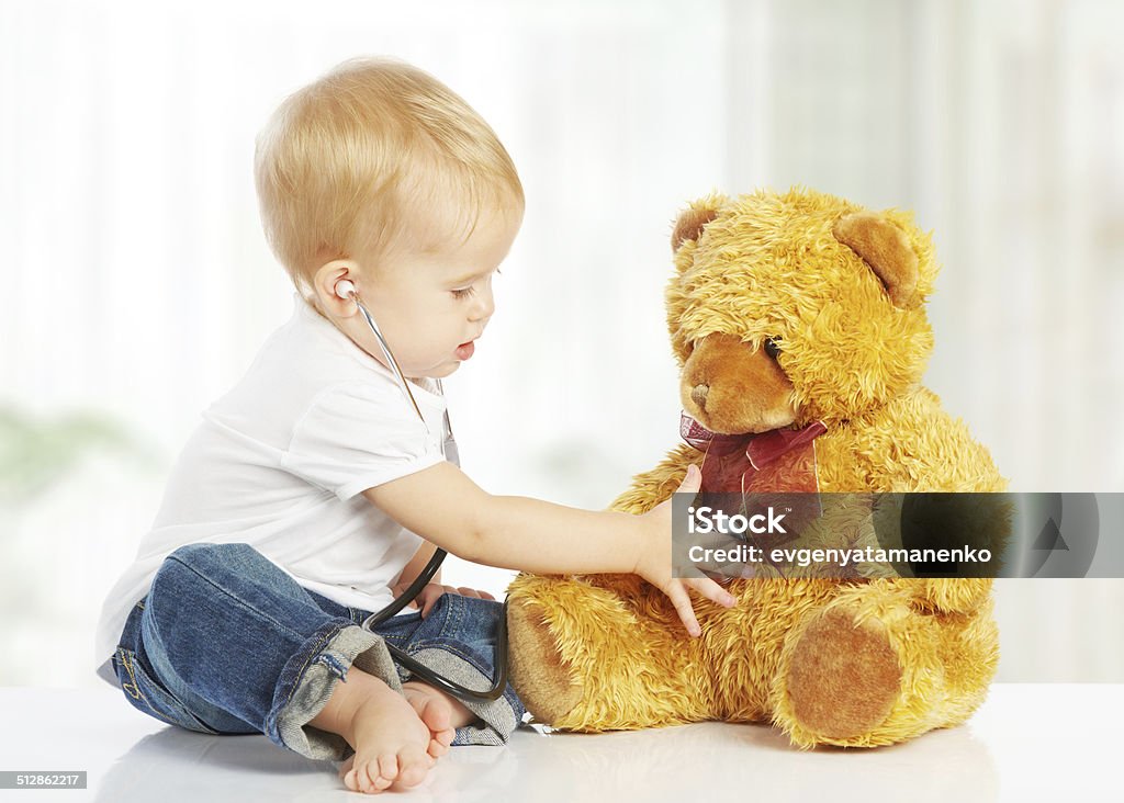 Arzt baby spielt mit Spielzeug Teddybär und Stethoskop - Lizenzfrei Stethoskop Stock-Foto