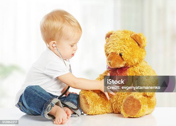 Arzt Baby Spielt Mit Spielzeug Teddybär Und Stethoskop Stockfoto und mehr Bilder von Stethoskop