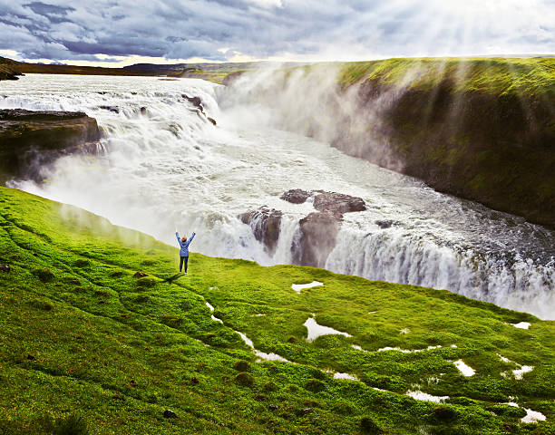 mulher e boiling abyss - gullfoss falls - fotografias e filmes do acervo