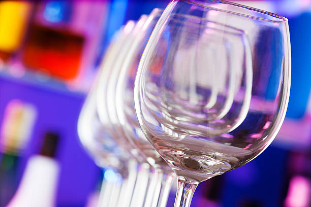 différents verres de bar avec bouteilles dans le dos. - winetasting wine wine rack bar counter photos et images de collection