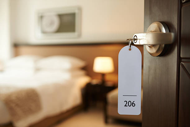 ingresso in camera - hotel door foto e immagini stock