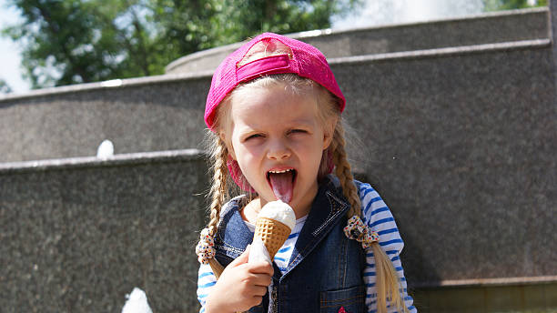 mädchen und eis - child chocolate ice cream human mouth stock-fotos und bilder