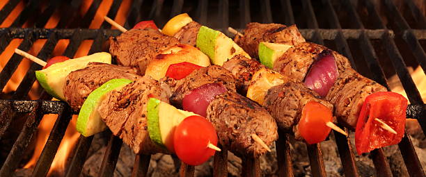 バーベキュービーフケバブのホットグリル」のクローズアップ。 - barbecue grill broiling barbecue vegetable ストックフォトと画像