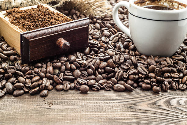 1 杯のコーヒー、コーヒーの粉とブラックコーヒー豆です。 - coffee ground bean whole ストックフォトと画像
