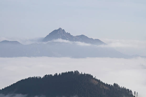 leitzach valle in autunno nebbia - inversion layer foto e immagini stock