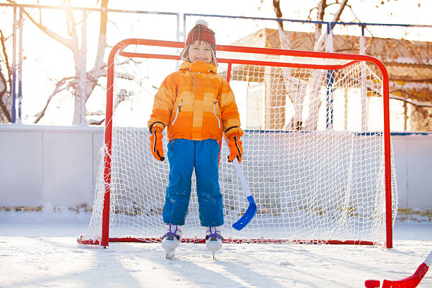 istock Little boy play hockey standing in gates 512889588