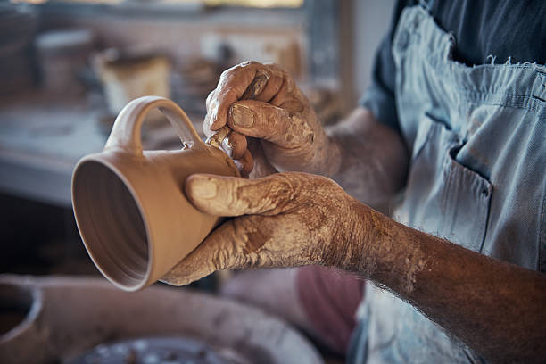 chaque tasse il fait est unique - craftsperson photos et images de collection